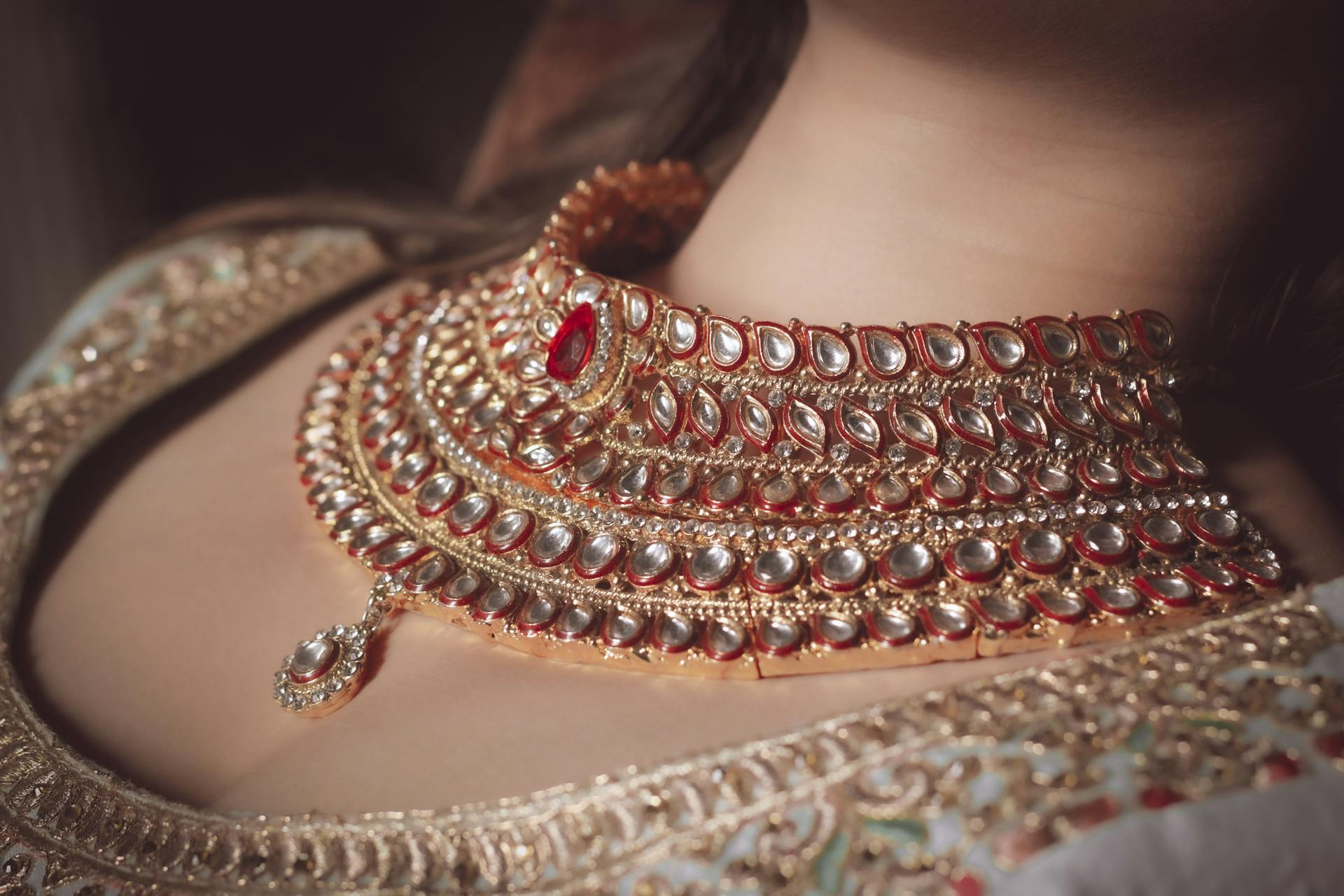 Indian bride wearing traditional polki kundan bridal jewellery set